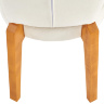 На фото ножки деревянного стула ROIS HALMAR в кремовой обивке